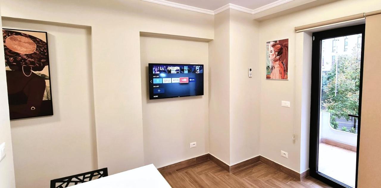 2V1 - Center Apartment 1 Тирана Экстерьер фото